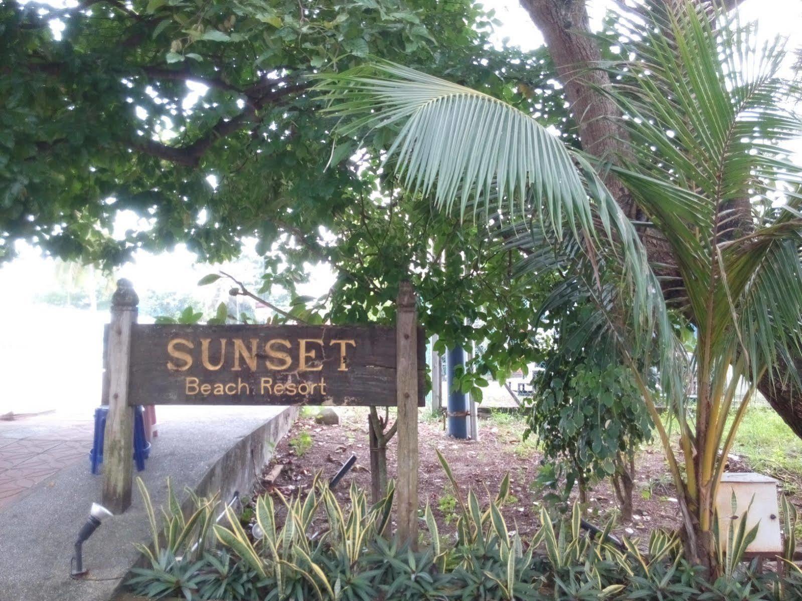 Sunset Beach Resort Пантай-Сенанг Экстерьер фото